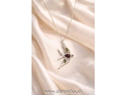 Elegantný strieborný prívesok v tvare lastovičky s jantárovými kameňmi